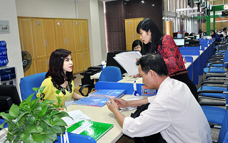 Cán bộ Trung tâm Hành chính công tỉnh hướng dẫn người dân thực hiện thủ tục thành lập doanh nghiệp.