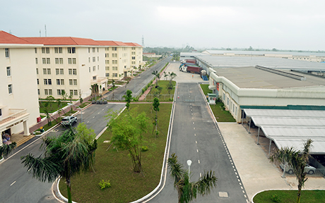 Công ty TNHH Khoa học kỹ thuật Texhong Ngân Long (Móng Cái) được xây dựng khép kín với một bên là khu nhà ở CBCNLĐ và một bên là khu sản xuất. Ảnh: Trung Anh