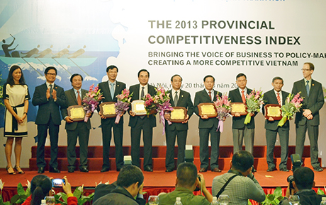 Đồng chí Nguyễn Văn Đọc, Chủ tịch UBND tỉnh (thứ ba trái sang) nhận chứng nhận của VCCI dành cho 7 tỉnh có chỉ số PCI cao năm 2013, trong đó Quảng Ninh xếp thứ 4.