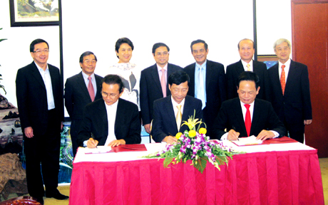 Quang cảnh lễ ký thoả thuận hợp tác chiến lược giữa lãnh đạo tỉnh Quảng Ninh với Liên danh Tập đoàn Amata - Tuần Châu.