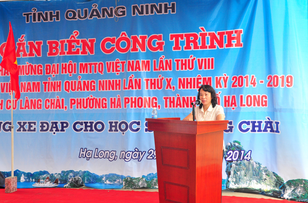 Đồng chí Vũ Thị Thu Thủy, Phó Chủ tịch UBND tỉnh phát biểu tại lễ gắn biển công trình