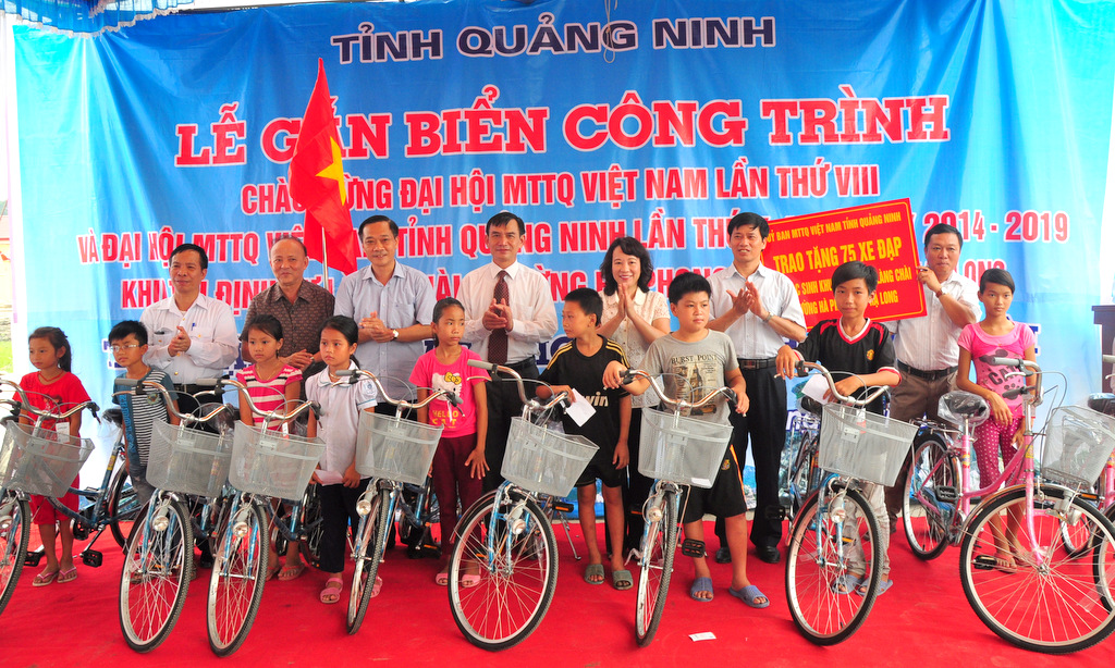 MTTQ tỉnh, Ban vận động Quỹ Vì người nghèo tỉnh trao tặng 75 chiếc xe đạp cho 75 cháu học sinh ở khu tái định cư