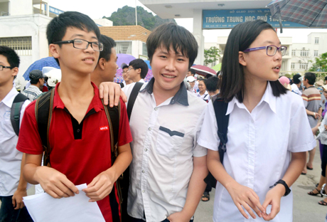 Thí sinh phấn khởi khi làm được bài thi.