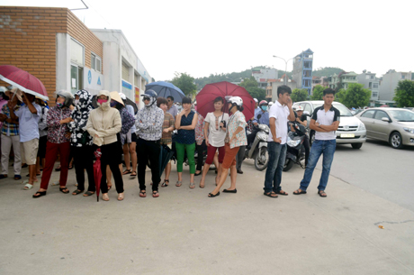 Rất đông phụ huynh đứng đợi thí sinh rời phòng thi.