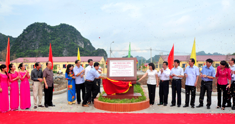 Các đại biểu gắn biển công trình chào mừng Đại hội MTTQ Việt Nam lần thứ VIII và Đại hội MTTQ tỉnh lần thứ X, nhiệm kỳ 2014-2019 cho Khu tái định cư làng chài phường Hà Phong.