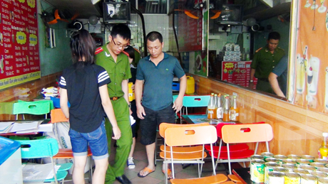 Cơ quan công an tiến hành kiểm tra nguồn thực phẩm tại Cửa hàng trà sữa trân châu Hạ Long II, tháng 6-2014. Ảnh: Lương Giang