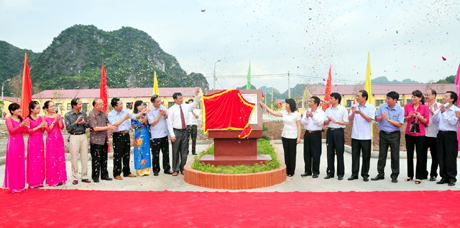 Gắn biển Công trình chào mừng Đại hội MTTQ Việt Nam lần thứ VIII và Đại hội MTTQ tỉnh lần thứ X, nhiệm kỳ 2014-2019 cho Khu tái định cư làng chài (phường Hà Phong, TP Hạ Long).