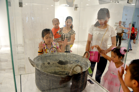 Bộ sưu tập đồ đồng được giới thiệu tại bảo tàng.