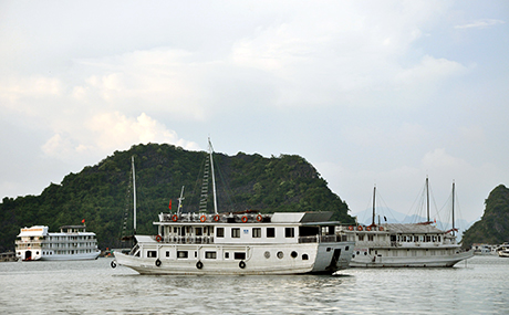 Tàu du lịch đưa khách tham quan Vịnh Hạ Long.