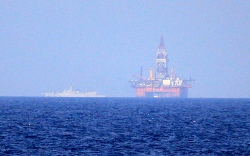 Tàu bảo vệ gần giàn khoan Hải Dương-981 của Trung Quốc