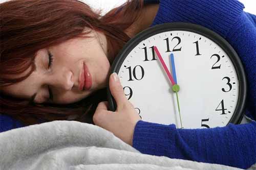 Nhiều người có thói quen ngủ trưa để tăng cường sinh lực, năng lượng, sự tỉnh táo cho buổi chiều. Ảnh minh họa