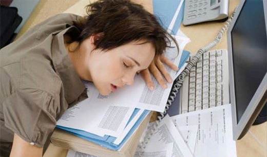 Nhiều người làm việc ở văn phòng có thói quen ngủ gục luôn xuống bàn. Ảnh minh họa