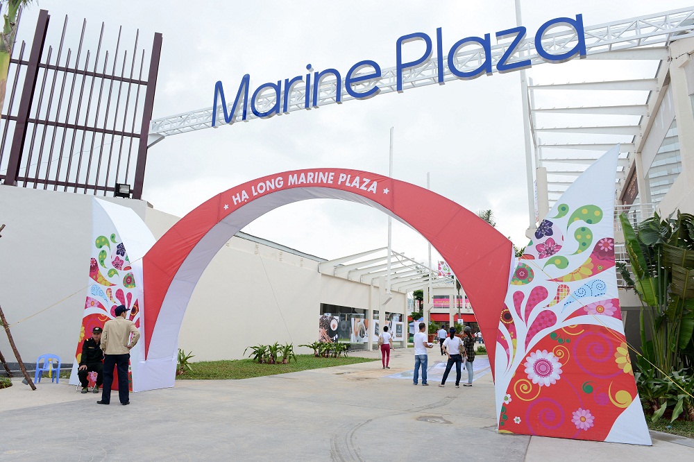 Trải dài trên đường Hoàng Quốc Việt cửa ngõ dẫn vào thành phố du lịch Hạ Long, Halong Marine Plaza có vị trí giao thông thuận lợi, cảnh quan thiên nhiên và đèn điện chiếu sáng đã được quy hoạch hoàn chỉnh và đồng bộ.