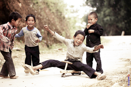 Làm sao không rung động được khi nhìn lũ trẻ ở Bản Phùng (huyện Hoàng Su Phì, Hà Giang) cười sung sướng khi chơi trò lái xe ô tô trên “chiếc xe” tự tạo bằng mấy mẩu gỗ nhỏ.