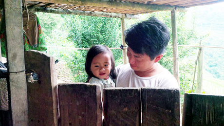 Nhưng cũng có nụ cười bé thơ làm tôi thấy ấm lòng khi nó tràn đầy hạnh phúc trong vòng tay của người cha ở xã Thèn Chu Phìn, huyện Hoàng Su Phì, Hà Giang...