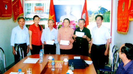 Đại diện lãnh đạo Hội Cựu TNXP tỉnh trao quà tặng cho các cựu TNXP là chiến sĩ Điện Biên ở Đông Triều, nhân dịp kỷ niệm 60 năm chiến thắng Điện Biên, 7-5 (1954-2014).
