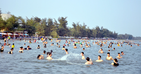 Bãi tắm Trà Cổ thu hút rất đông khách du lịch vào dịp hè.