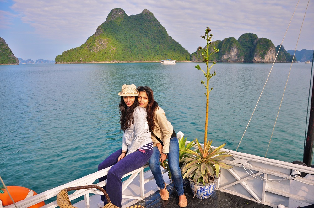 Shamita Singha (phải) cùng em gái Mashoom Singha trên tàu du lịch tại Hạ Long. (Ảnh đăng cùng bài trên trang web)