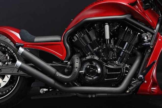 Harley Davidson VRSCDX đời 2007 trang bị động cơ 4 thì V-twin với góc nghiêng 60 độ, dung tích 1.130 phân khối làm mát bằng dung dịch. Công suất 120 mã lực và mô-men xoắn cực đại 115 Nm tại 7.000 vòng/phút.