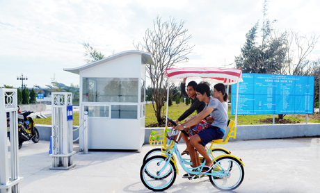 Du khách thích thú trải nghiệm dịch vụ xe đạp đôi tại Cụm thông tin cổ động biên giới Sa Vĩ.