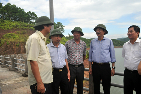 Đồng chí Chủ tịch UBND tỉnh giao kiểm tra tại đập thủy lợi Tràng Vinh (TP Móng Cái)