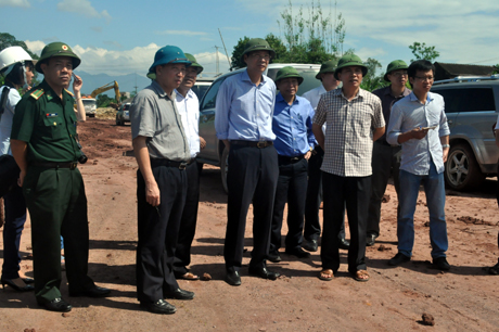 Đồng chí Chủ tịch UBND tỉnh kiểm tra khu vực đường vào KCN Hải Hà