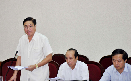 Đồng chí Nguyễn Chí Thăng, Bí thư Thành ủy Cẩm Phả báo cáo tại cuộc họp.
