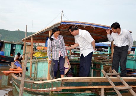 Đồng chí Đỗ Thông, Phó Chủ tịch Thường trực UBND tỉnh kiểm tra công tác phòng chống cơn bão số 2 tại Đông Triều.