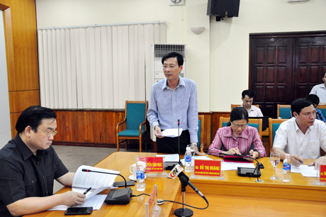 Đồng chí Nguyễn Văn Đọc, Chủ tịch UBND tỉnh báo cáo tình hình phóng chống bão số 2 với Phó Thủ tướng Hoàng Trung Hải.