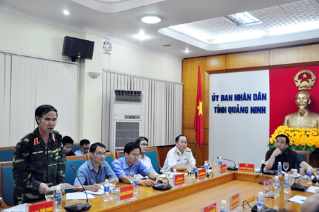Thiếu tướng Trần Thành, Phó Tư lệnh Quân khu 3 phát biểu tại buổi họp.