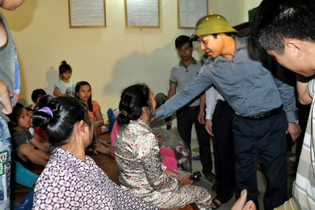 Đồng chí Đặng Huy Hậu, Phó Chủ tịch UBND tỉnh chỉ đạo các lực lượng tiến hành di dân đảm bảo an toàn. 