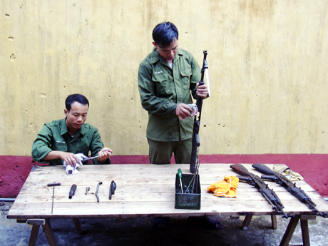 CBCS Ban CHQS Móng Cái bảo dưỡng vũ khí thực hiện tốt nhiệm vụ sẵn sàng chiến đấu.