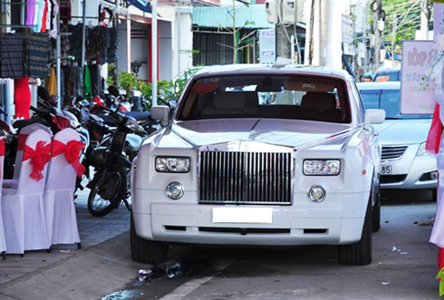 Rolls-Royce Phantom, mẫu xe siêu sang đẳng cấp nhất tại Việt Nam với có thể lên tới hàng triệu USD nếu nộp đủ thuế.