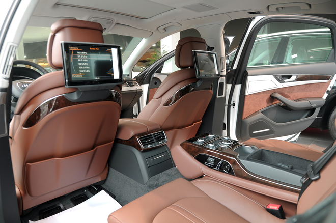 Không gian rộng rãi sang trọng cho hàng ghế sau. Audi còn trang bị cho A8L cửa sổ trời và rèm che chỉnh điện. Hai màn hình 10.2 inch gắn ở lưng ghế trước.