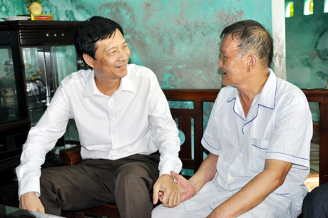 Đồng chí Nguyễn Văn Đọc, Phó Bí thư Tỉnh uỷ, Chủ tịch UBND tỉnh hỏi thăm sức khoẻ thương binh 2/4 Lê Sỹ Hằng.
