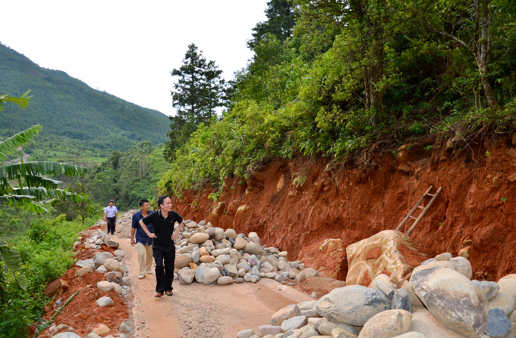 Con đường dẫn lên đầu nguồn thác thuộc thôn Sông Moóc A, xã Đồng Văn đang được bê tông hóa để phục vụ phát triển du lịch trong tương lai.