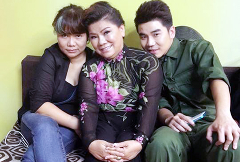 NSND Thanh Hoa cùng con gái Phan Huyền Thư và con trai Tôn Sơn.