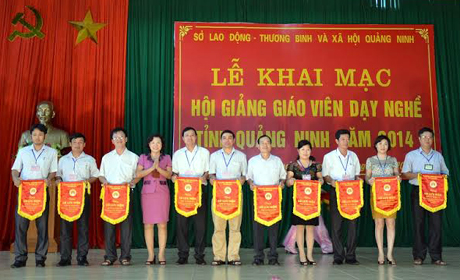 Ban tổ chức tăng cờ lưu niệm cho các đơn vị tham gia Hội giảng.