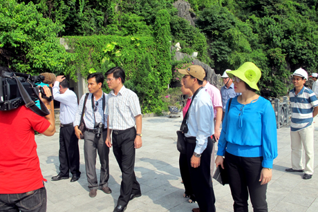 Đoàn kiểm tra đi thực tế tại khu vực hang Thiên Cung - Đầu Gỗ trên Vịnh Hạ Long.