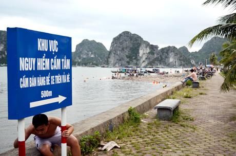 Mặc dù đã có biển cấm tắm, nhưng nhiều người vẫn tập trung về khu vực biển tiếp giáp kè bao biển Lán Bè - Cột 5, phường Hồng Hải, TP Hạ Long để bơi lội.
