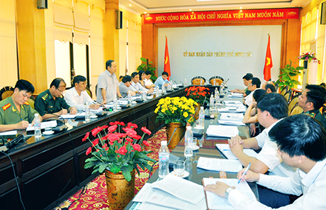 Đoàn giám sát của Ban Pháp chế HĐND tỉnh làm việc với UBND TP Móng Cái, tháng 8-2013. Ảnh: Minh Hà