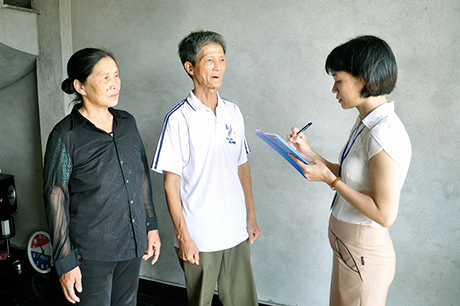 Cán bộ LĐ-TB&XH phường Bạch Đằng (TP Hạ Long) rà soát việc thực hiện chính sách ưu đãi đối với người có công với cách mạng trên địa bàn.