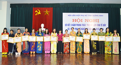 Hội LHPN tỉnh tặng giấy khen cho các tập thể có thành tích xuất sắc trong thực hiện phong trào “Giúp phụ nữ nghèo có địa chỉ” giai đoạn 2012-2014.
