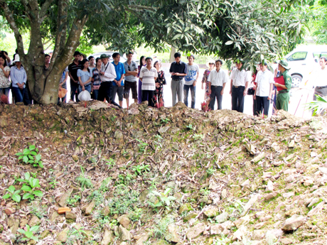 Hố bom bên gốc cây xoài, nơi 10 cô gái TNXP đã hy sinh được phục chế giúp du khách hiểu rõ hơn những chiến công oanh liệt của “Mười cô gái Ngã ba Đồng Lộc”.