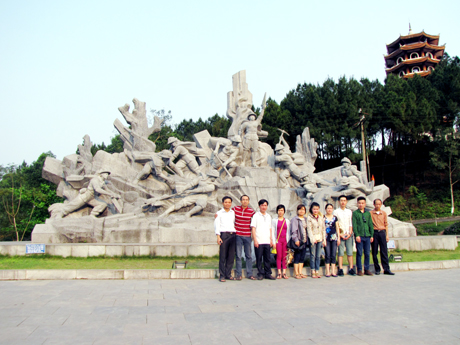 Đến Đồng Lộc, du khách không ai không muốn lưu lại hình ảnh mình bên Cụm tượng đài 10 nữ TNXP dưới chân tháp chuông Đồng Lộc, một công trình có giá trị lịch sử, tâm linh sâu sắc.