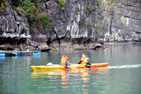 Chèo thuyền Kayak tham quan Vịnh Hạ Long nếu được kết hợp với du lịch mạo hiểm thì sẽ thú vị, hấp dẫn hơn nhiều.