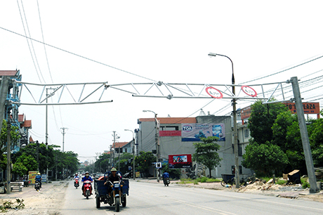 Trên không và dưới đất…  (Ảnh chụp hồi 11 giờ ngày 24-7-2014 trên Quốc lộ 18, đoạn qua thị trấn Mạo Khê, huyện Đông Triều).  Bảo Trang