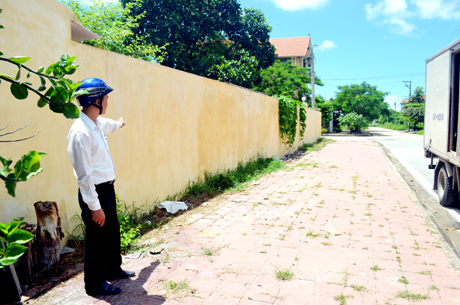 Ông Khánh đã xây tường bao quanh phần diện tích được cấp GCNQSDĐ (trước kia bà Phương đã trồng rặng cây vông dọc theo tường bao này).