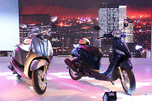 Yamaha Nozza (phải) phiên bản 2014 giá 28,9 triệu đồng.