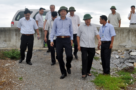 Đồng chí Nguyễn Văn Đọc, Chủ tịch UBND tỉnh kiểm tra tại tuyến đê Hà An.
